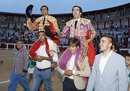 Emilio de Justo y Juan Mora a hombros el 2 de junio de 2019, en el último festejo taurino celebrado hasta ahora en Cáceres.