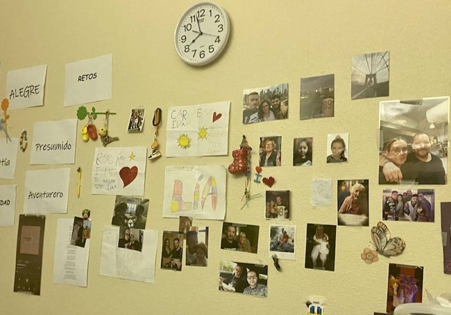 Imagen de la pared de la habitación 116, donde hay fotos de Iván con sus amigos y sus familiares, dibujos de sus sobrinas y pequeños regalos.