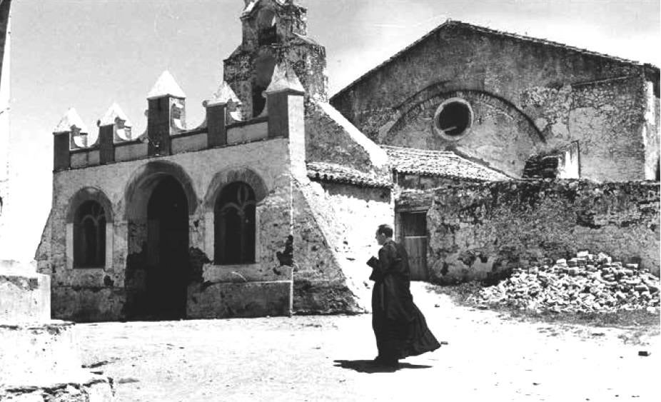 Mel Ferrer fotografió al párroco de Santa Marta de Magasca, a Alonso Martín, pasando junto a la ermita del pueblo que está entre Trujillo y Cáceres.