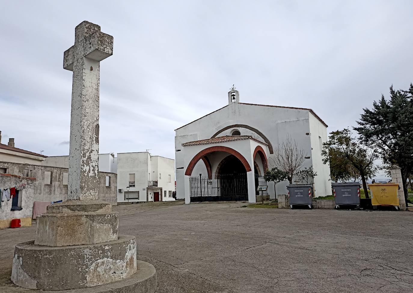 Imagen actual de la ermita junto a la Cruz de los Caídos. Hay vecinos que aseguran que la ermita era más bonita antes.