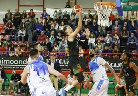 Mirza Bulic, del Cantabria, a punto de encestar ante el Cáceres.