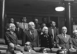 Diputados del PCE en 1977 como Alberti, Pasionaria y Carrillo, con Rodríguez Ibarra en la bancada de delante.