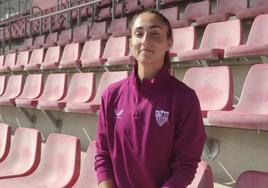 Ana Franco en las gradas del estadio de fútbol del Sevilla FC.