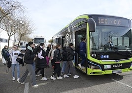 La línea 18, que para junto a los juzgados, es la única que tiene una frecuencia aceptable.