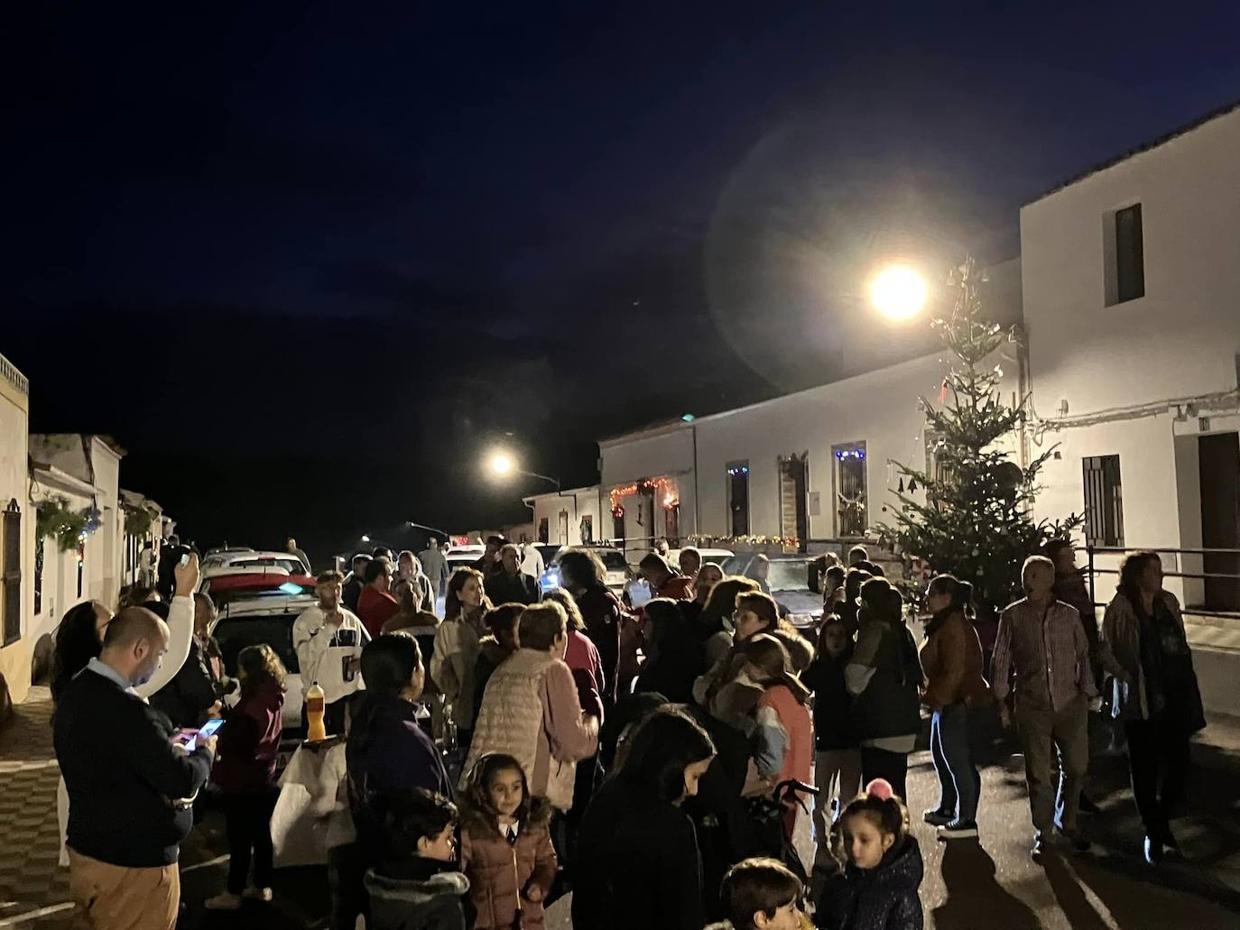 Imagen secundaria 1 - Arriba, Belén Monumental de la familia Correa-Melado. Abajo, afluencia de vecinos el día del encendido en la calle Libertad.
