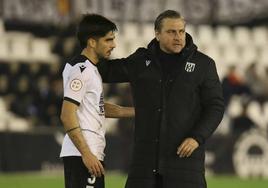 Ruano hablando con Bonaque y Akito al final del Mérida-Málaga del domingo.