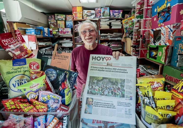 Antonio José Casallo con un ejemplar del Diario HOY en su quiosco en Cáceres.
