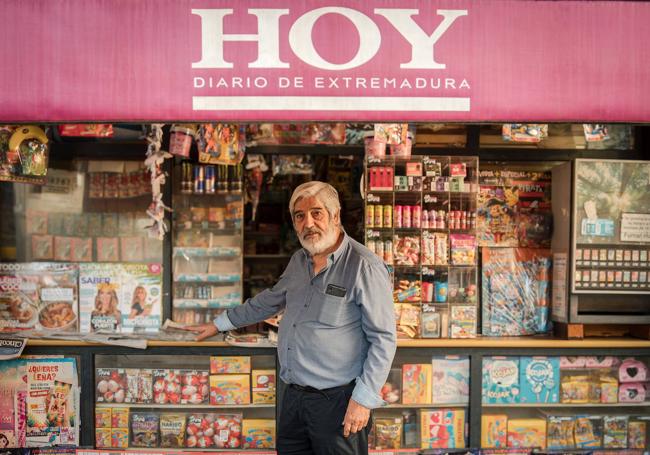 Leonardo Naharro en su quiosco en Mérida.