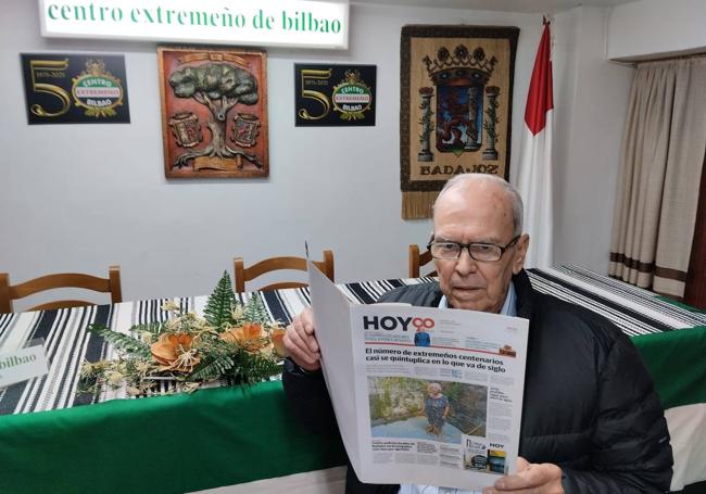 Fernando Martín posa para la ocasión con la réplica de una portada.