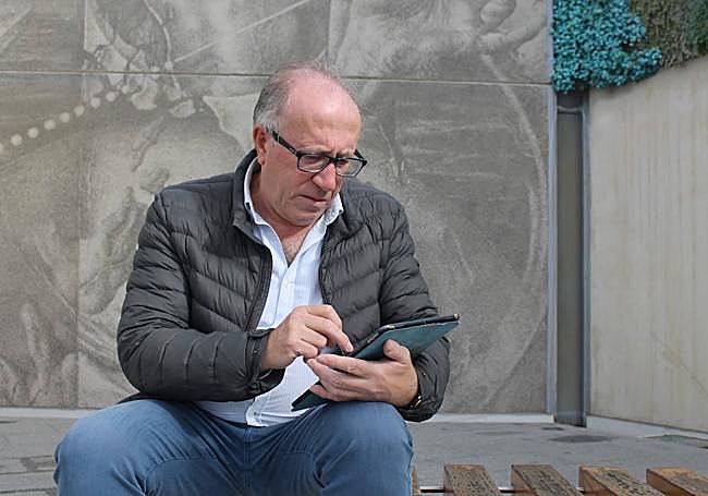 Miguel Muñoz consulta HOY.es en su 'tablet' desde Monesterio.