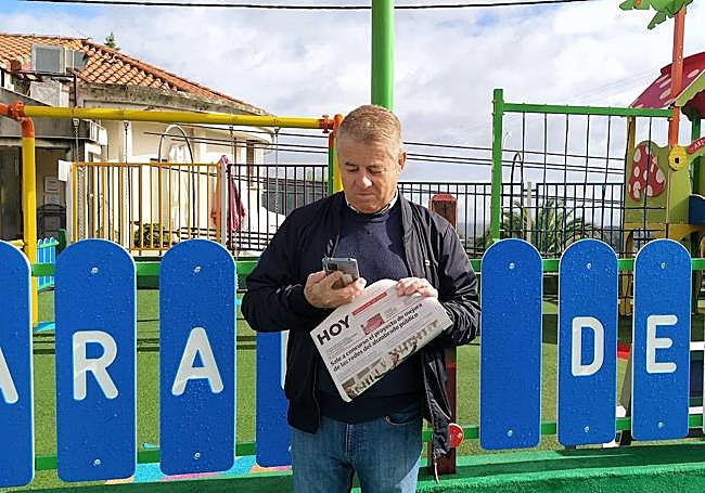 Joaquín Bote, con el hiperlocal de Jaraíz de la Vera y leyendo HOY.es en su móvil.