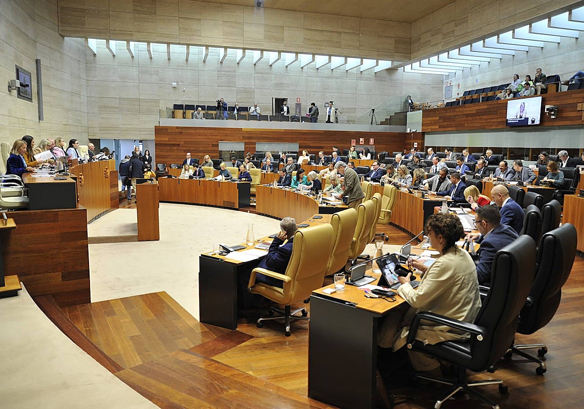 Hemiciclo de la Asamblea de Extremadura durante la sesión del 26 octubre.