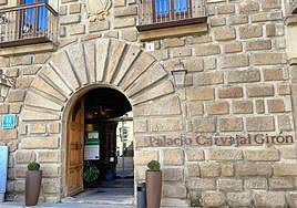 Entrada del palacio Carvajal Girón.