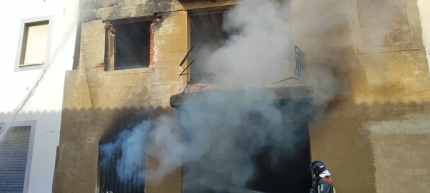 Imágenes del incendio en una casa de Zalamea de la Serena