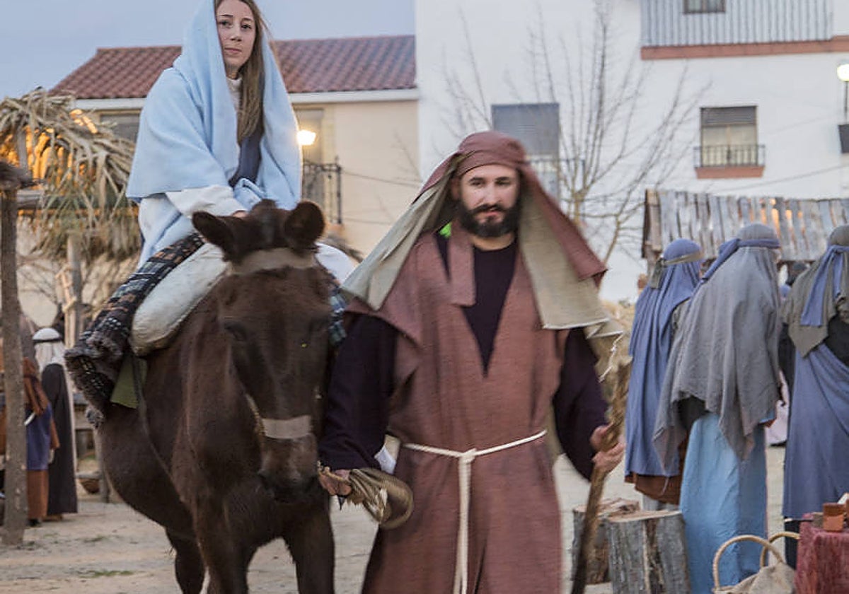 Raquel (Virgen María) montada sobre una mula, junto a Raúl (San José) en el Belén Viviente de La Bazana.