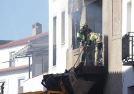 Bomberos trabajando esta mañana en la casa siniestrada.