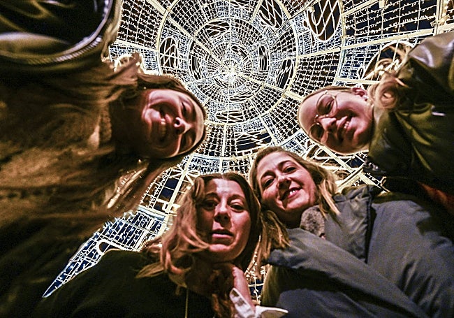 Pacenses se toman un 'selfie' en el interior del cono de San Juan, uno de los atractivos de estos días.