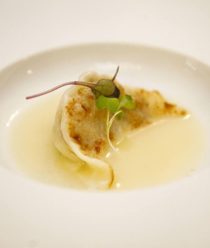 Imagen secundaria 2 - Migas tradicionales, lomo de bacalao con pimientos al carbón y gyoza de pringá.