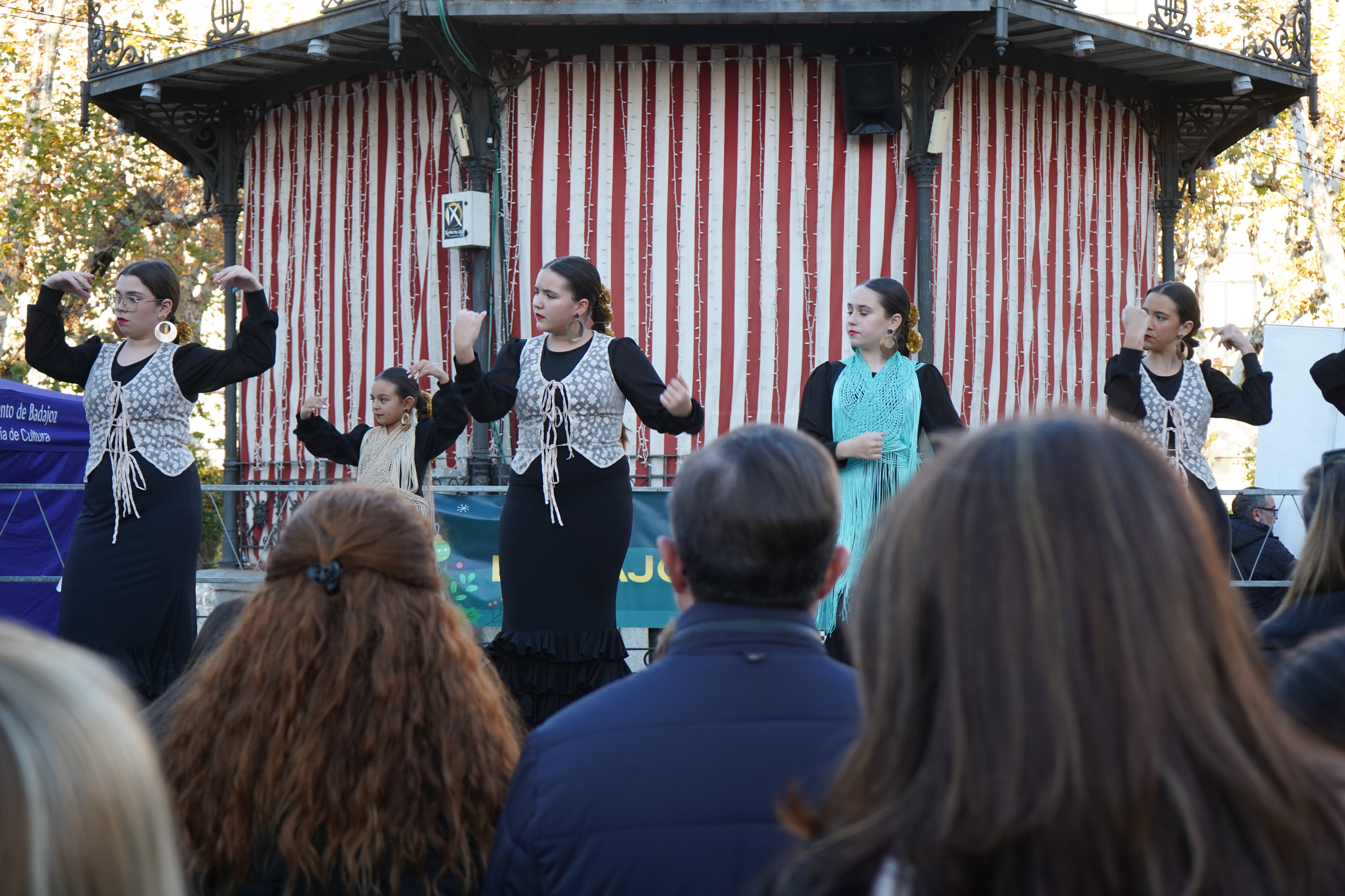 Imagen secundaria 1 - Suenan panderetas y villancicos