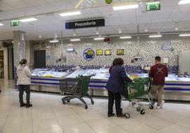 Mural elaborado con la técnica trencadís de la sección de pescadería en la tienda de Mercadona en la calle del Acero de Mérida.