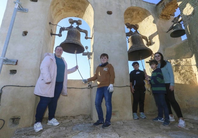 Isabel, Rodrigo, Francisco, José Antonio y Cristina, algunos de los campaneros. Faltan otros cinco.