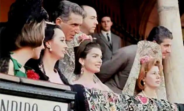 Con Jackie Kennedy y la duquesa de Alba viendo una corrida de toros.