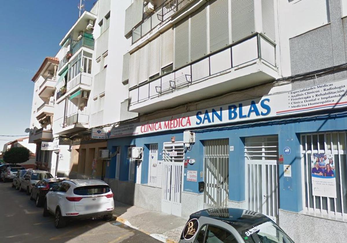 EL fuego se ha originado en un piso del número 11 de la calle San Blas de Almendralejo.