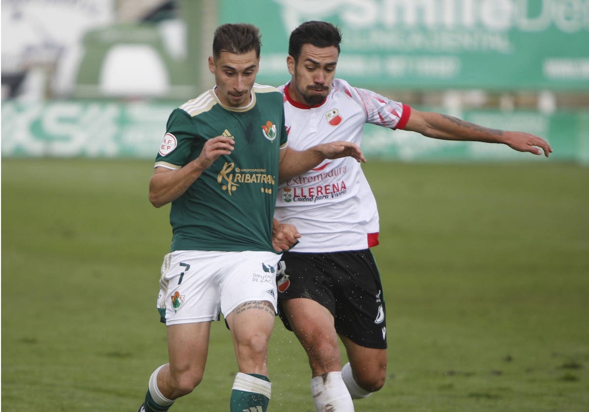 Iván Fernández en el derbi ante el Llerenense.