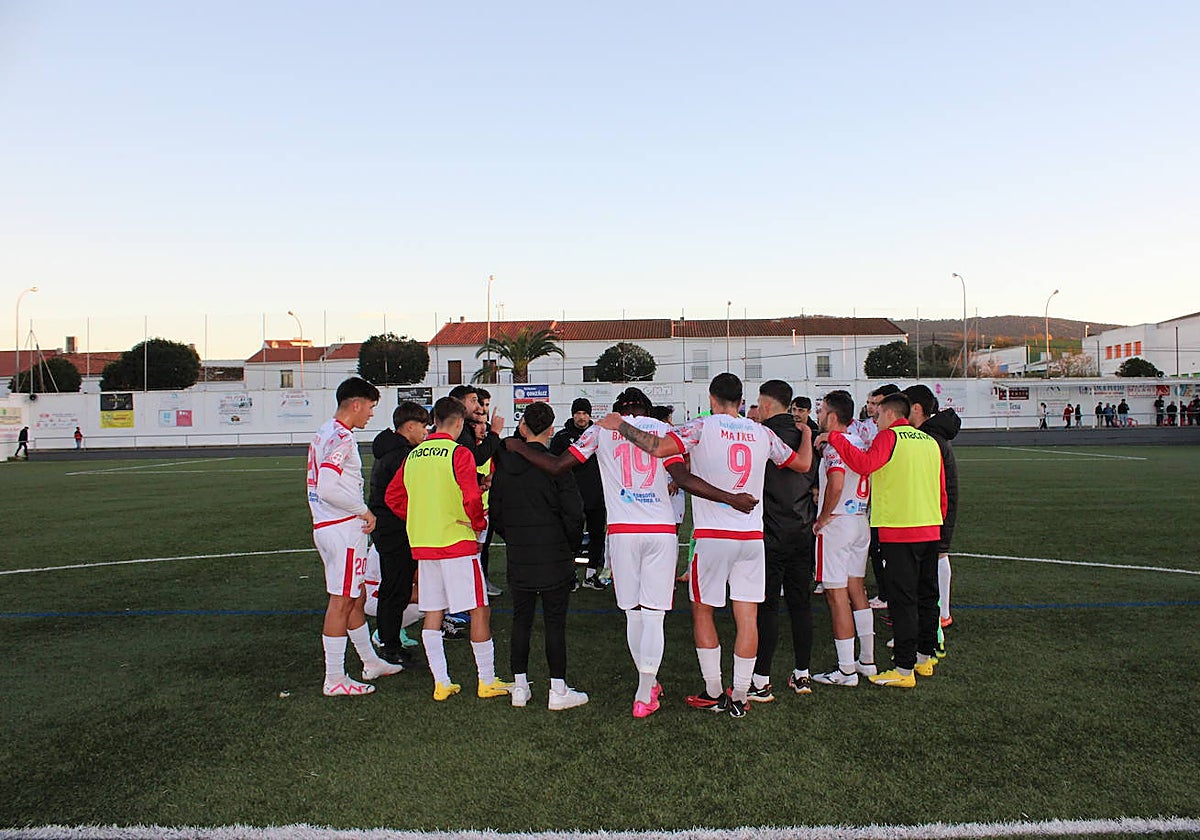 Los jugadores del Llerenense hacen piña.