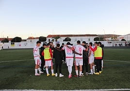 Los jugadores del Llerenense hacen piña.