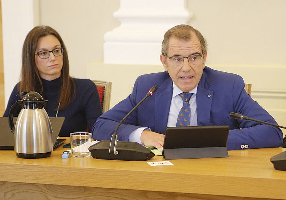 Los ediles de Vox, Raquel Mirat y Eduardo Gutiérrez, en el pleno que aprobó la moción sobre la natalidad.