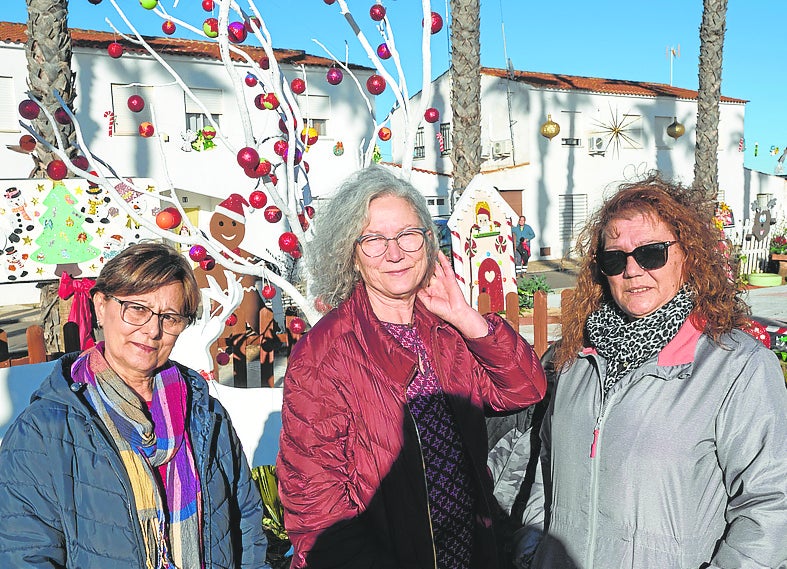 Belí Díez con las vecinas que decoran la plaza en Novelda del Guadiana.