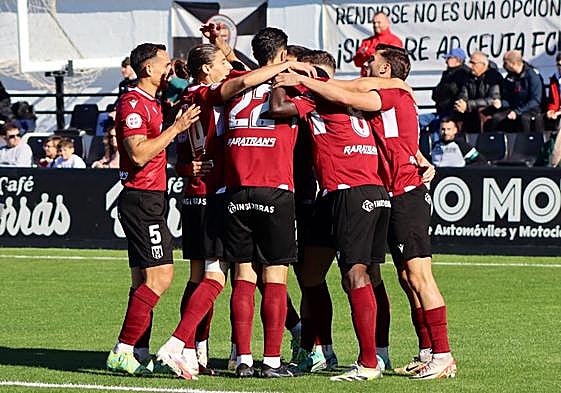 Los jugadores celebran el tempranero gol de Sandoval.