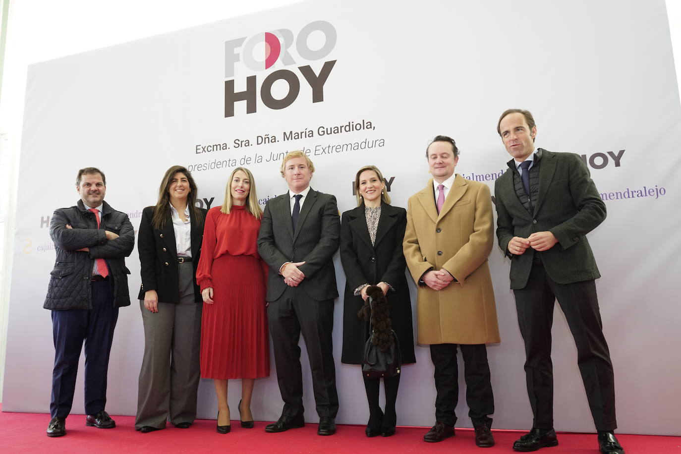 De izquierda a derecha: Javier Gijón (concejal popular en el Ayuntamiento pacense), María Soledad Giralt (concejala popular en el Ayuntamiento de Badajoz), la presidenta de la Junta, María Guardiola; el alcalde Badajoz, Ignacio Gragera; Ana María Casañas (concejala popular en el Ayuntamiento de Badajoz); Rubén Galea (concejal popular en el Ayuntamiento de Badajoz) y Juan Parejo (concejal popular en el Ayuntamiento pacense).