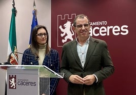 Raquel Mirat y Eduardo Gutiérrez, concejales de Vox en el Ayuntamiento de Cáceres, tras anunciar su sí a las cuentas municipales.