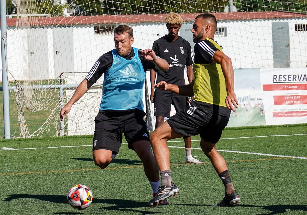 Aketxe durante un entrenamiento con el Badajoz.