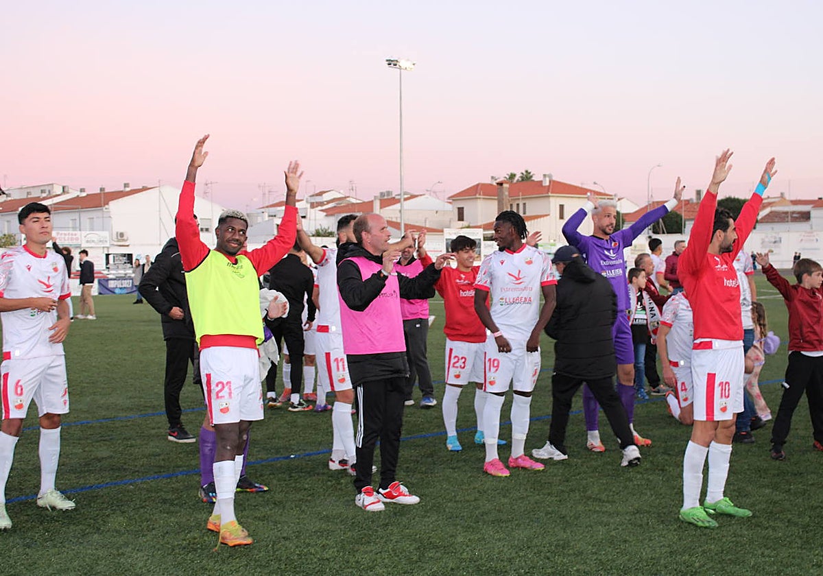 Los jugadores del Llerenense saludan al público del Fernando Robina tras un triunfo.