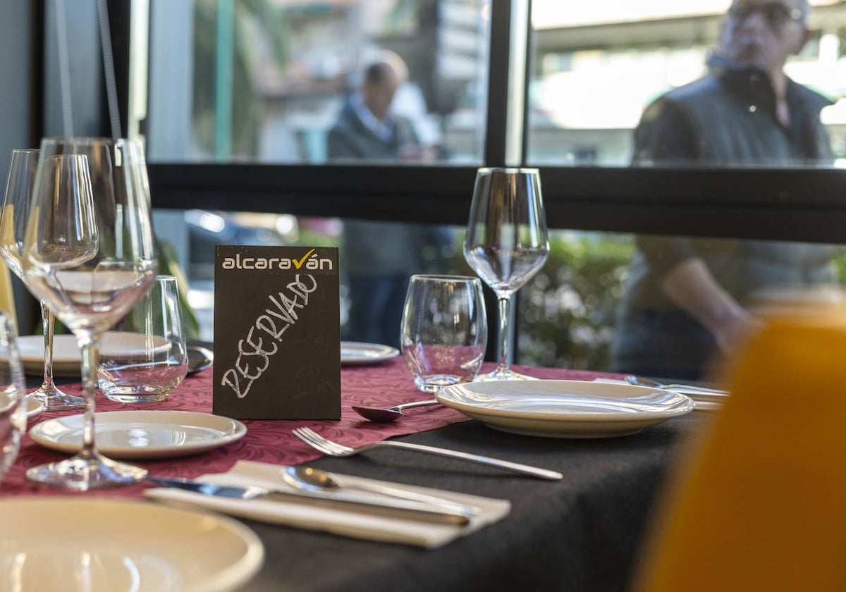 Mesa reservada en el restaurante Alcaraván, situado en el centro de Cáceres, en el antiguo local de Galerías Madrid.