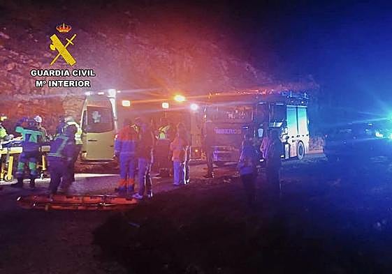 Dispositivo de rescate del varón de 86 años que cayó en su vehículo por un barranco.