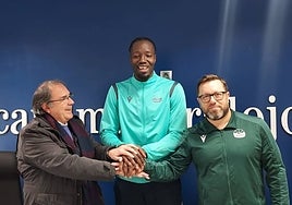 El presidente José Manuel Sánchez, Ashley Hamilton y el técnico Roberto Blanco durante la prensentación del nuevo jugador del Cáceres. CCB