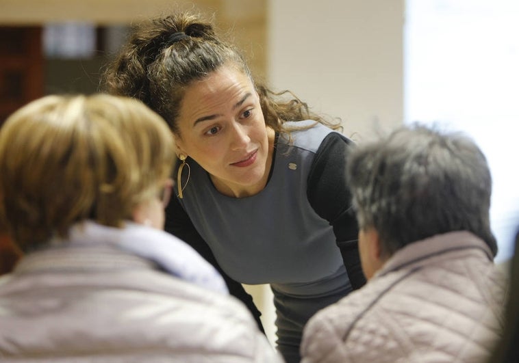 Patricia Gutiérrez, en la sala de vistas, hablando sin toga con una anciana.