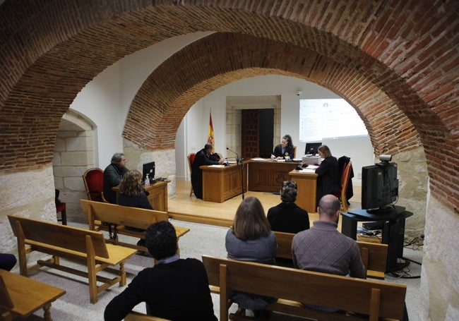 Sala de vistas del juzgado de primera e instrucción número dos de Trujillo, durante una vista.