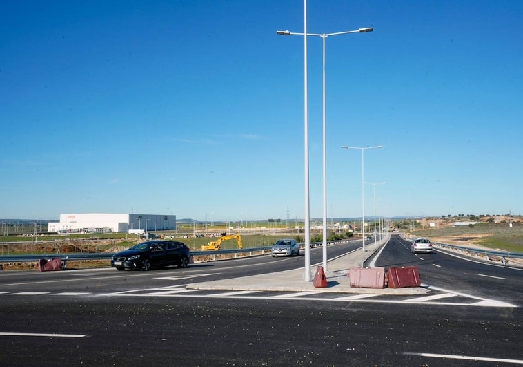 Los conductores ya circulan por la carretera de Campomayor, ampliada a cuatro carriles en la zona colindante a la plataforma logística del Suroeste Europeo.