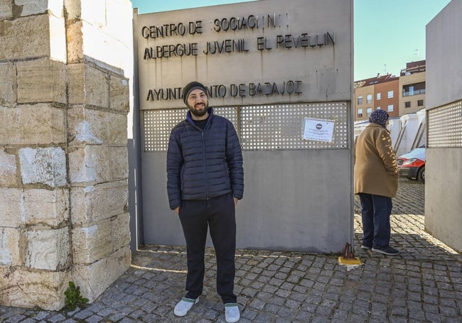 Mohammed, de 34 años e ingeniero informático, este jueves a las puertas del albergue El Revellín.