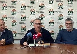 Ignacio Huertas, secretario general de UPA-UCE, en el centro durante la rueda de prensa.