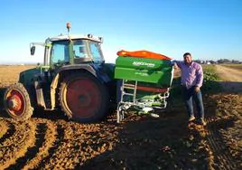 El agricultor José María Sánchez en su explotación.