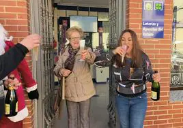 Celebración en La Albuera, donde se ha vendido un décimo de El Gordo.