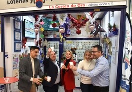 José Nemesio y Sonia, en el centro, celebran los premios con sus empleados.