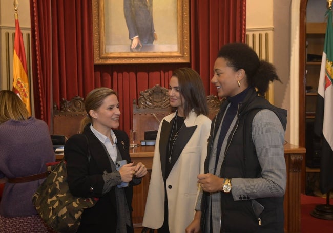 Las concejalas del PP Ana Casañas, Elena Salgado y Mariema Seck.