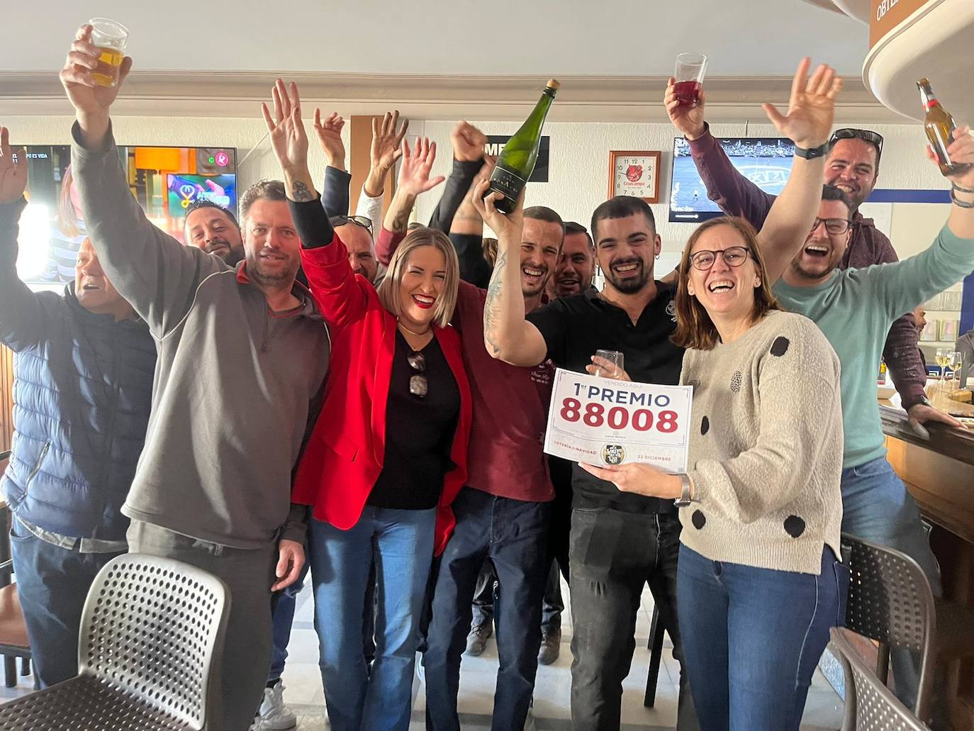 Celebración en La Albuera, donde se ha vendido El Gordo.